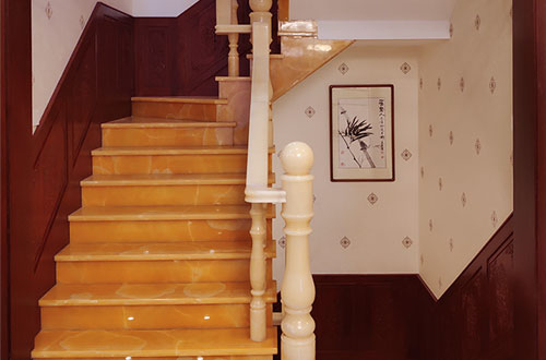 上林中式别墅室内汉白玉石楼梯的定制安装装饰效果